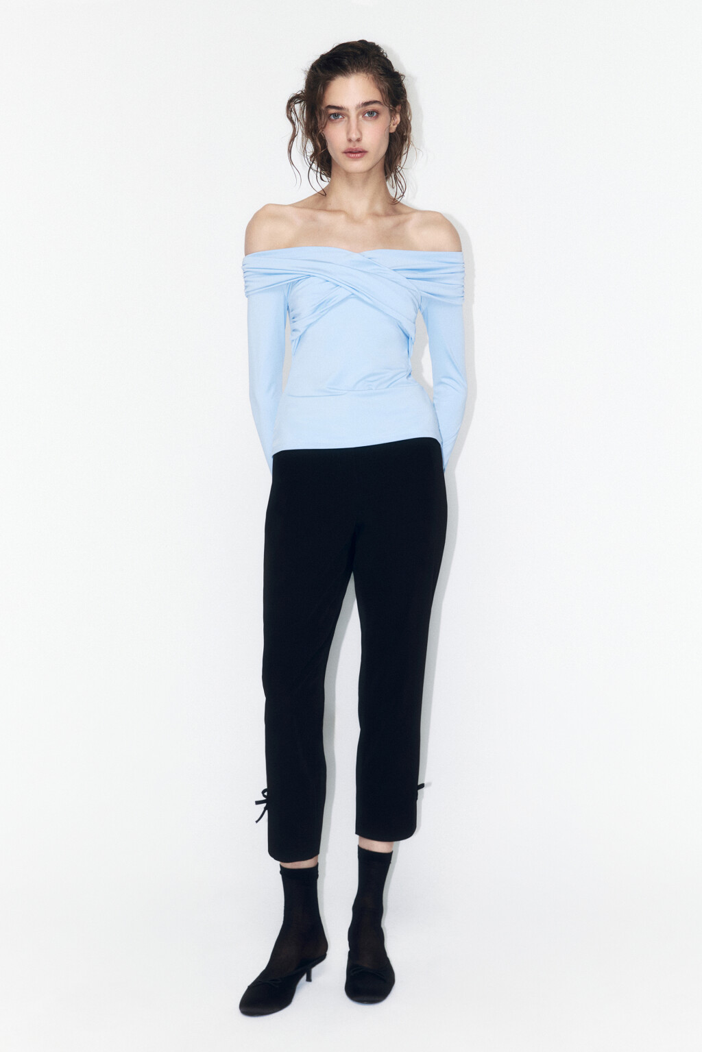 Блузка облегающая с открытыми плечами - цвет голубой - 5