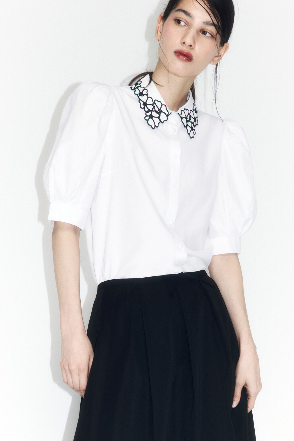 Блузка с вышивкой на воротнике и рукавами-фонариками - цвет белый - 1