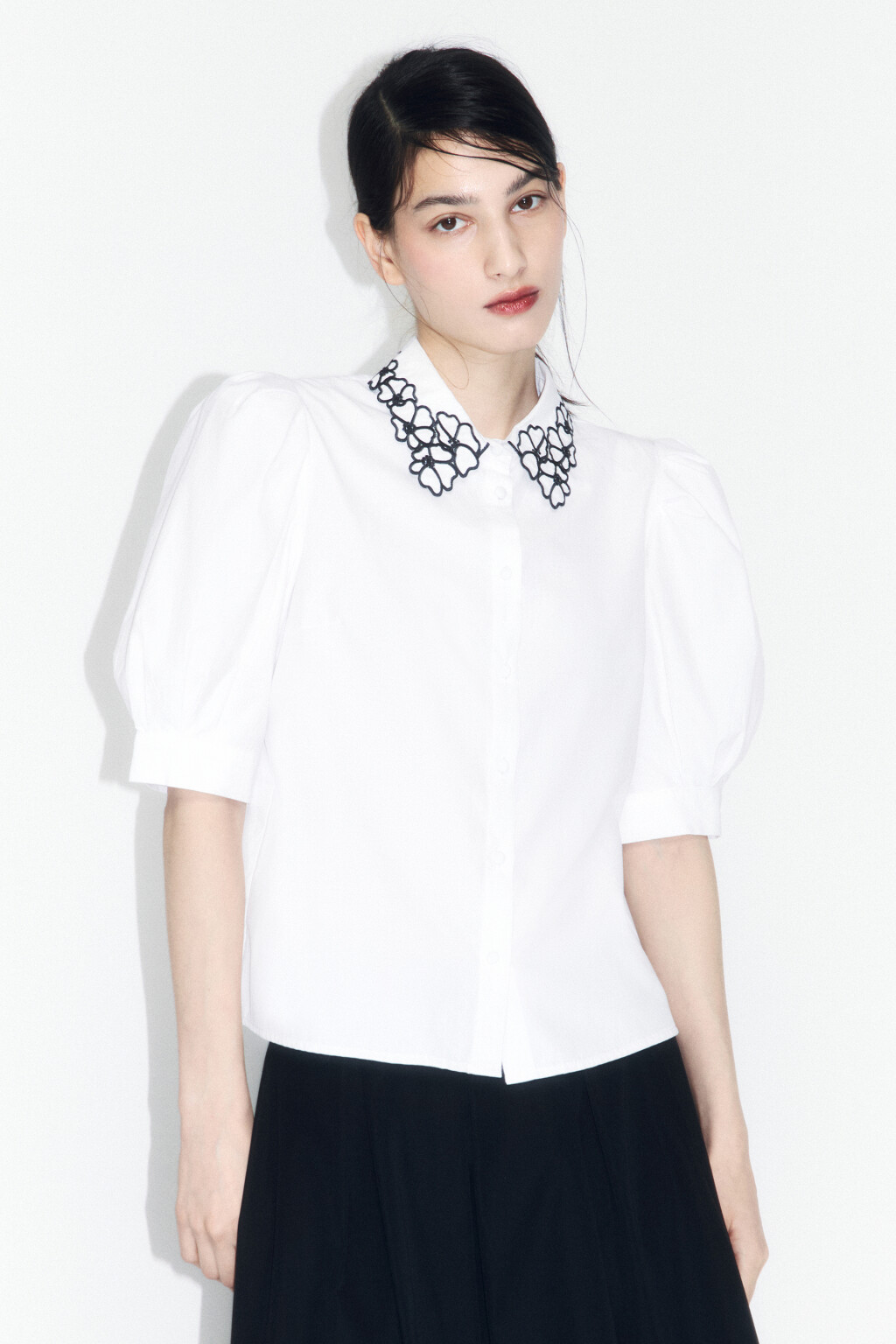 Блузка с вышивкой на воротнике и рукавами-фонариками - цвет белый - 3