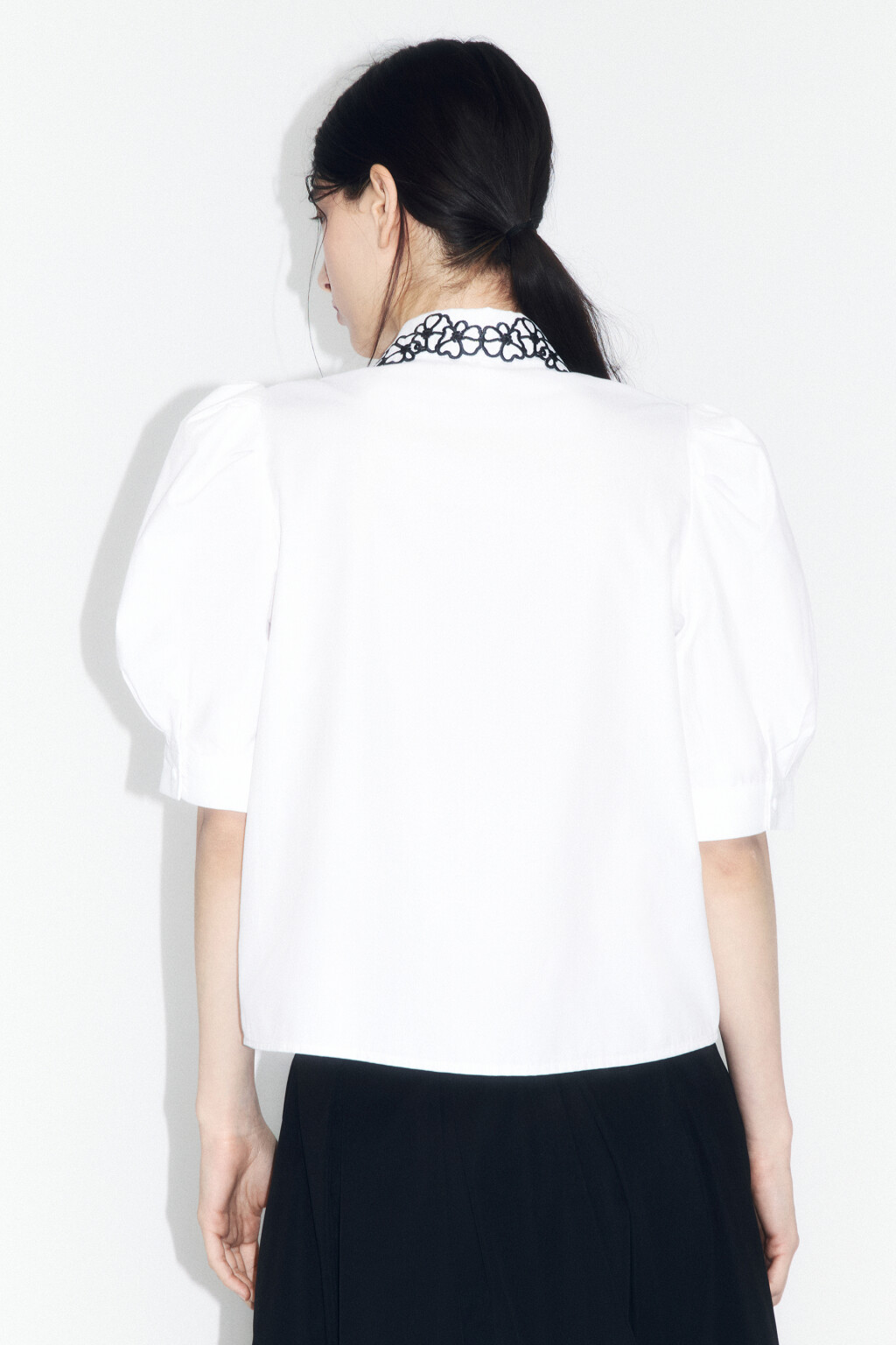 Блузка с вышивкой на воротнике и рукавами-фонариками - цвет белый - 4