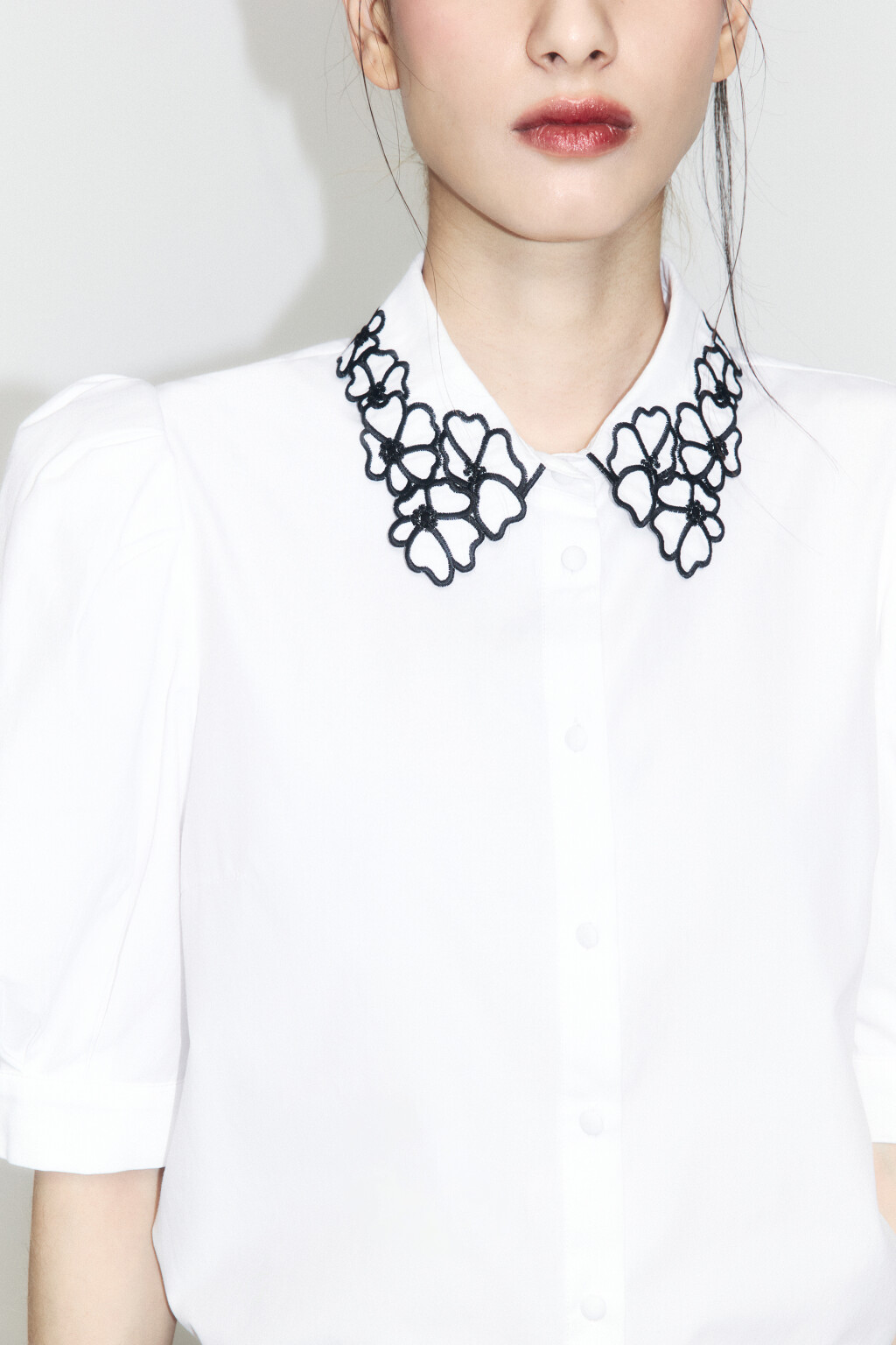 Блузка с вышивкой на воротнике и рукавами-фонариками - цвет белый - 6