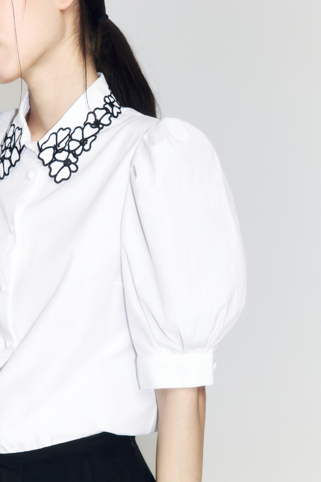 Блузка с вышивкой на воротнике и рукавами-фонариками - цвет белый - 7