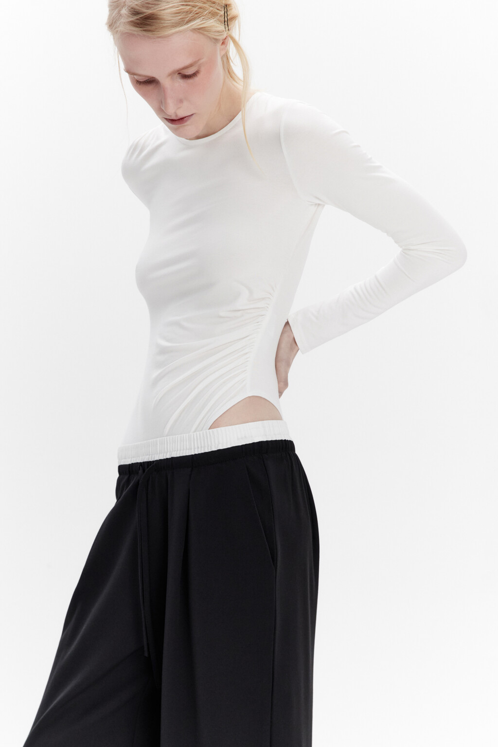 Блузка-боди вискозная с драпировками - цвет белый - 2