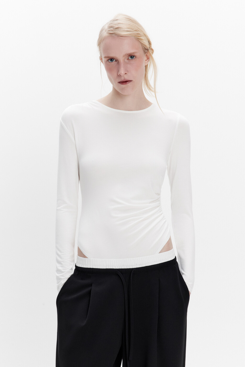 Блузка-боди вискозная с драпировками - цвет белый - 3