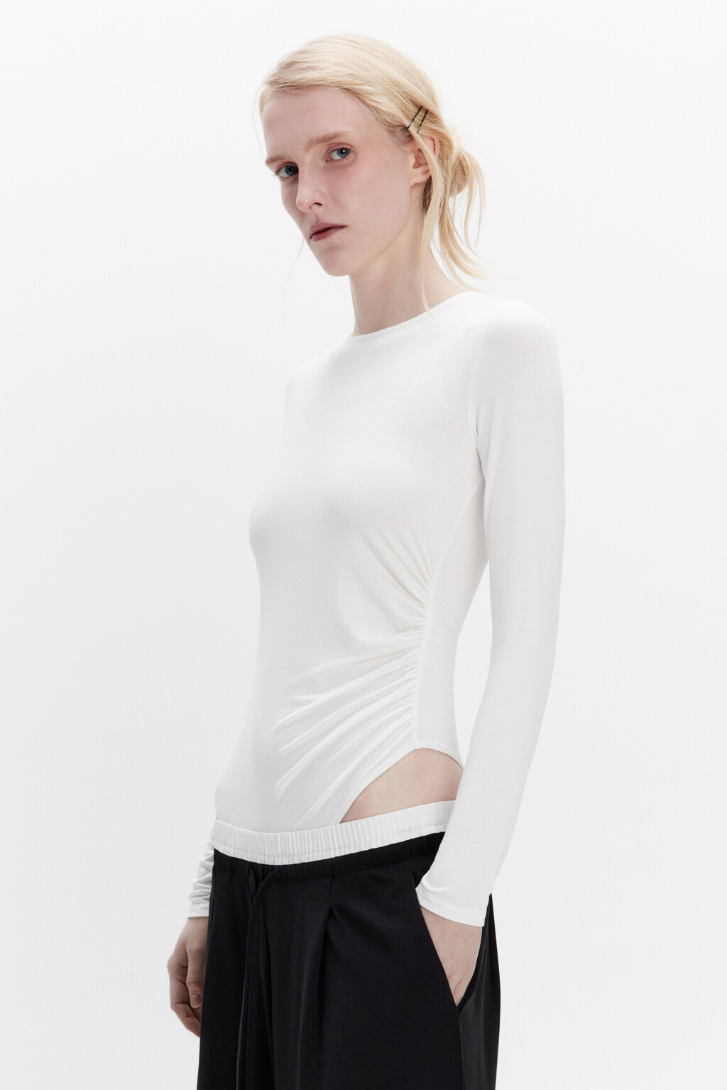 Блузка-боди вискозная с драпировками - цвет белый - 4