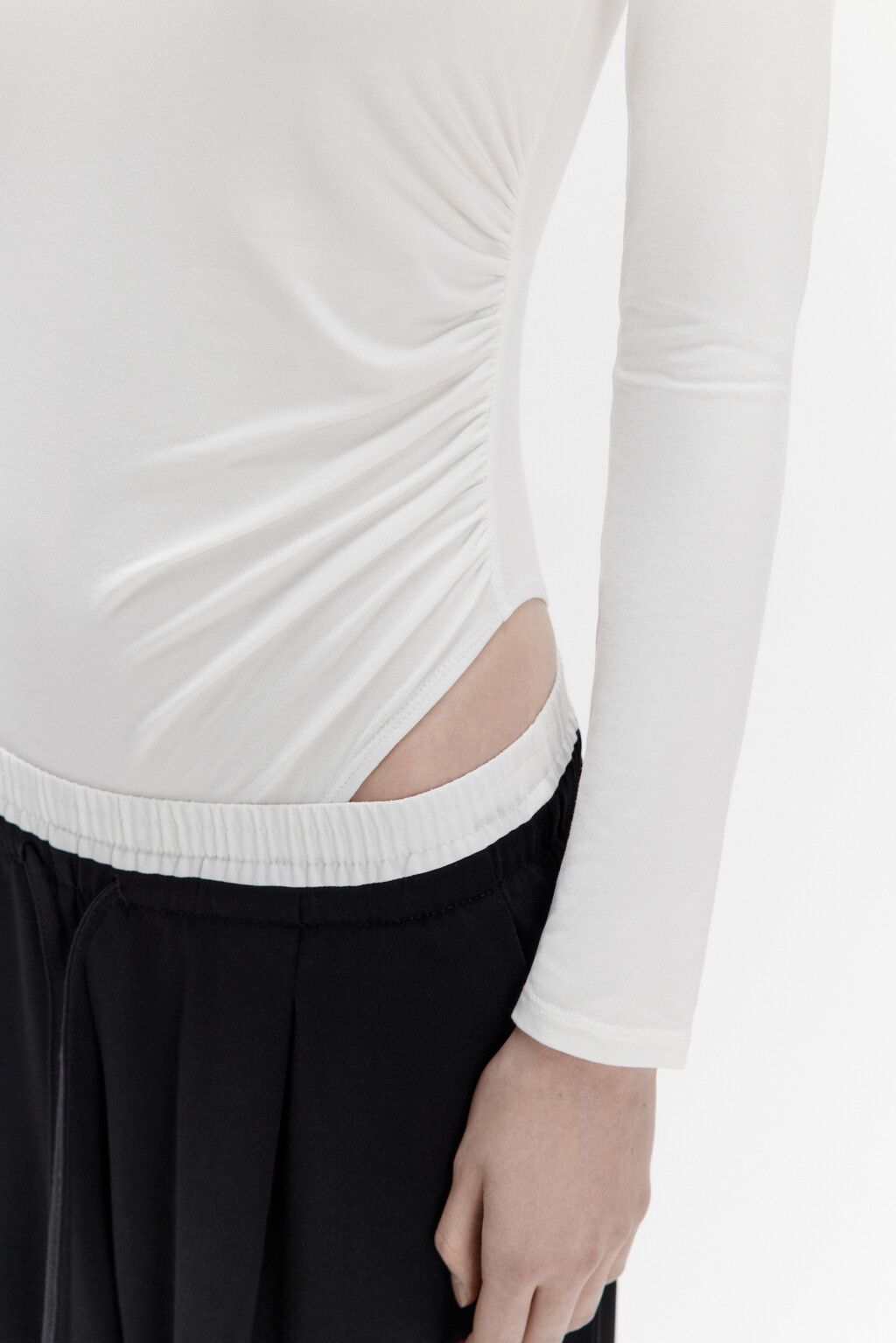 Блузка-боди вискозная с драпировками - цвет белый - 7