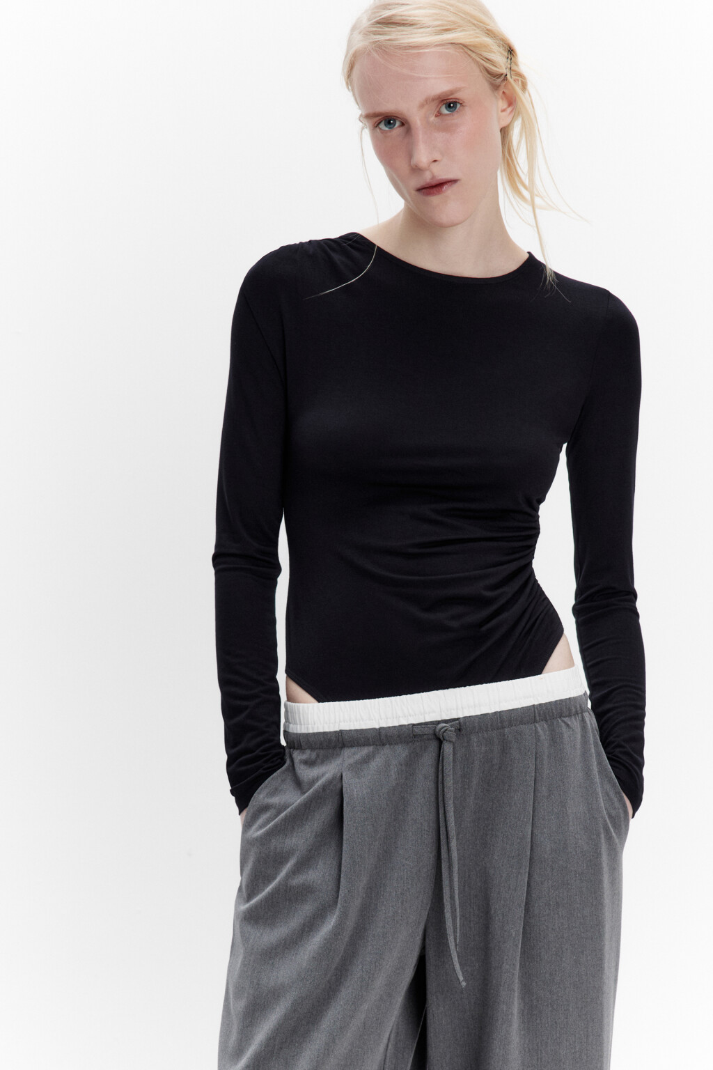 Блузка-боди вискозная с драпировками - цвет черный - 1