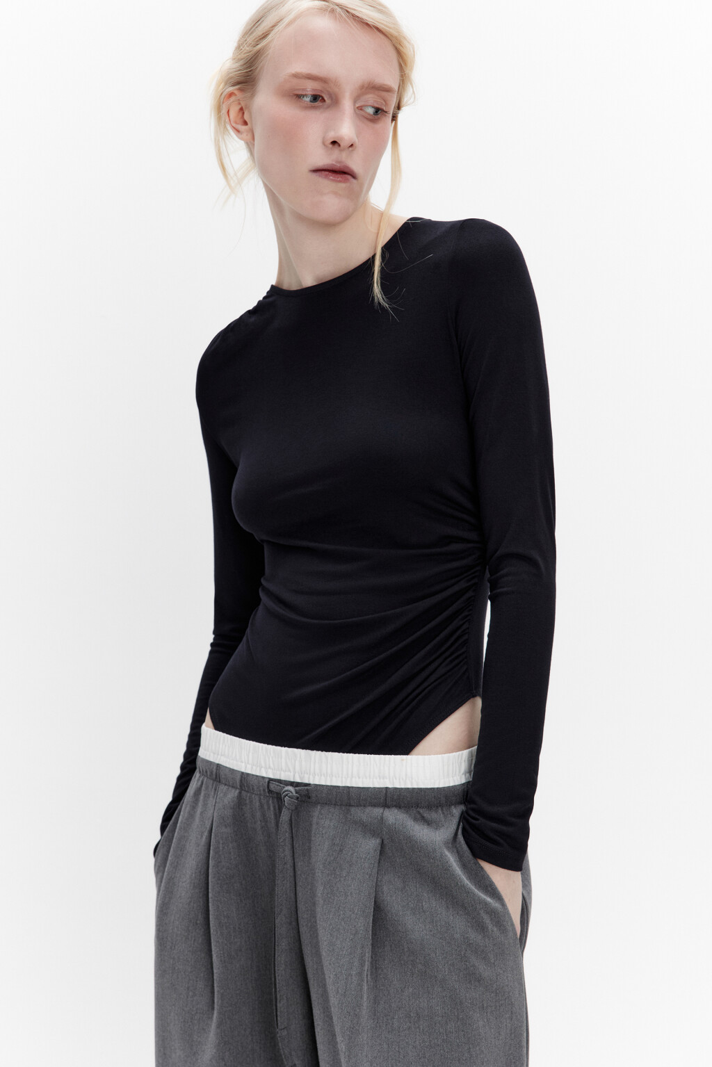 Блузка-боди вискозная с драпировками - цвет черный - 2