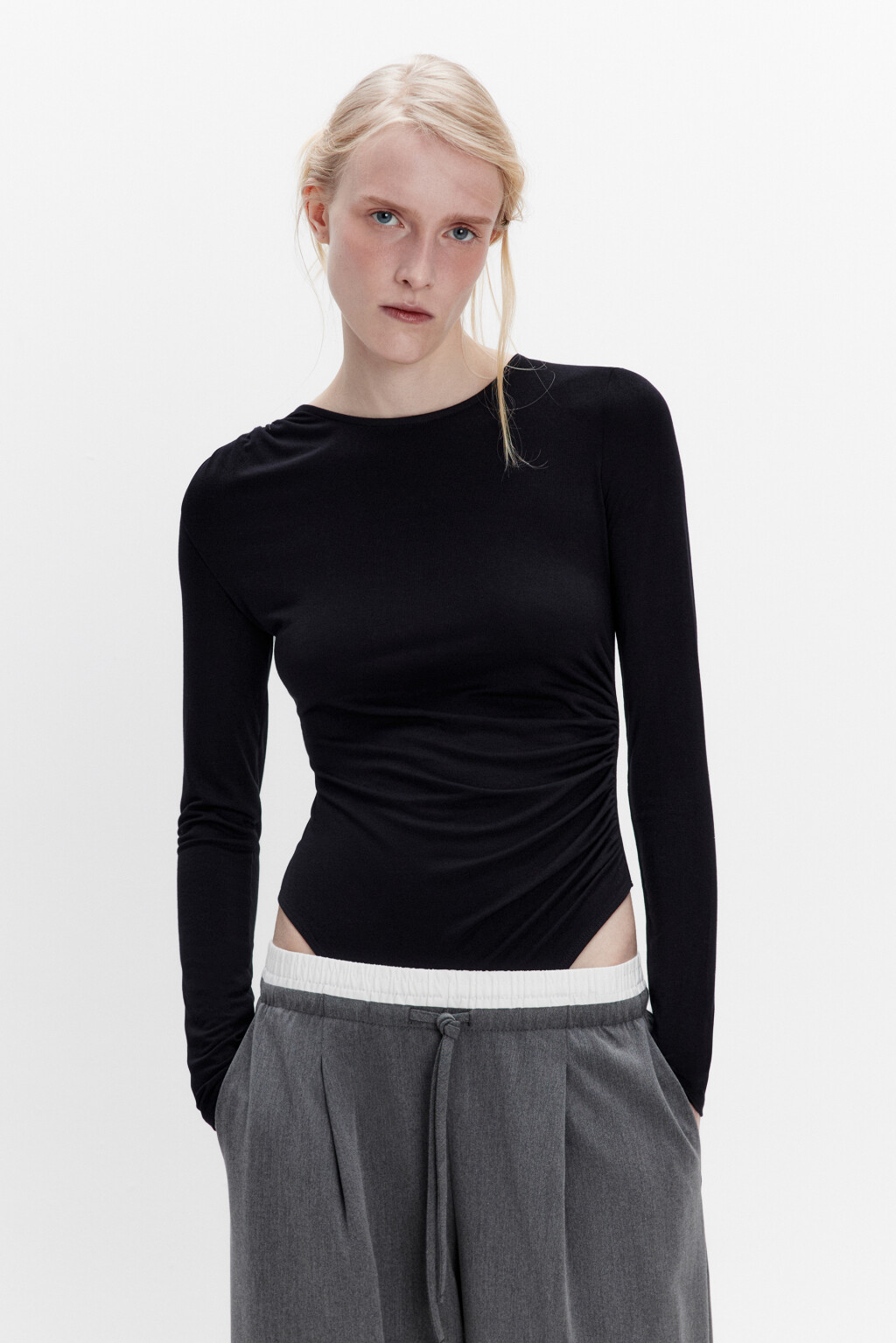 Блузка-боди вискозная с драпировками - цвет черный - 3