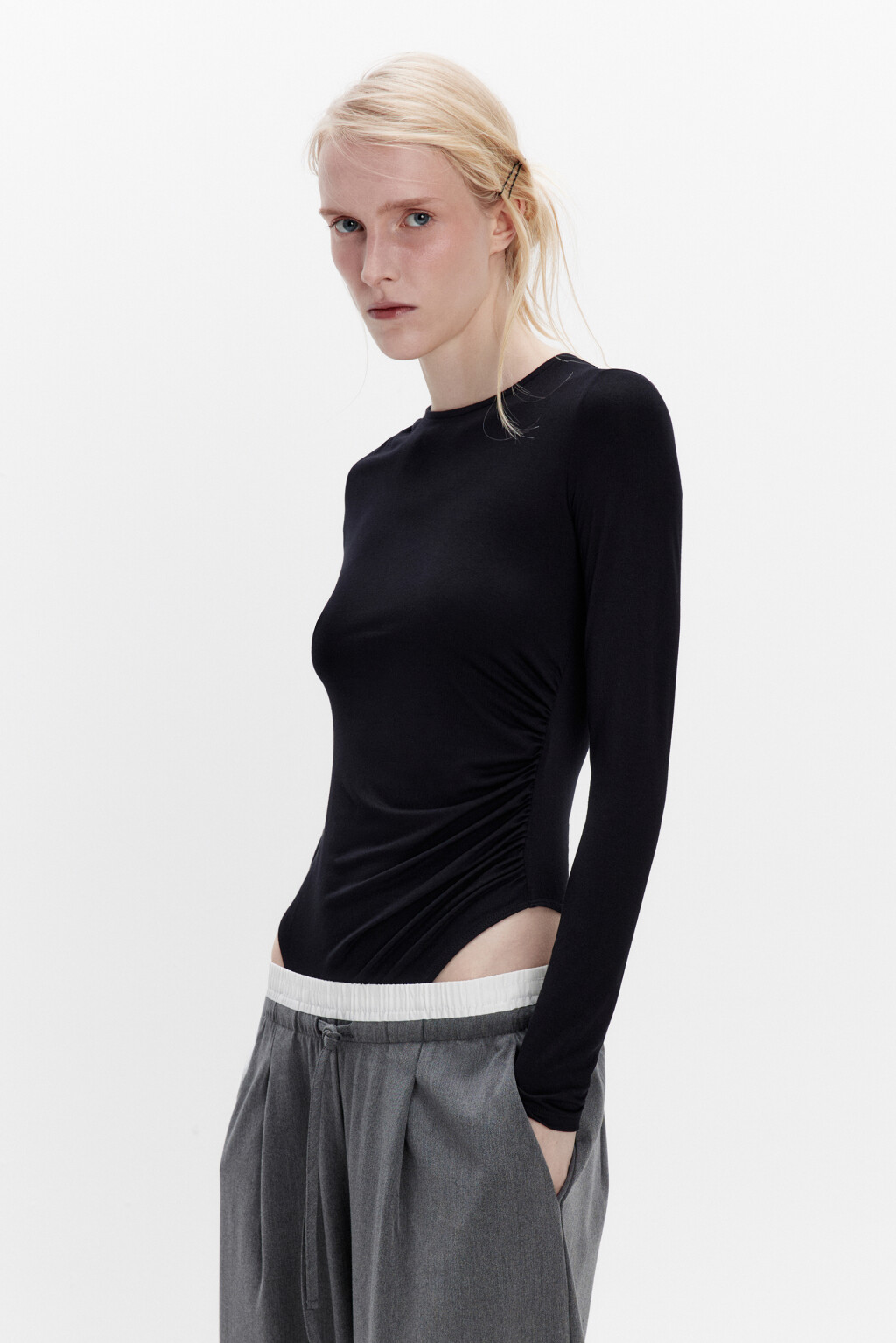 Блузка-боди вискозная с драпировками - цвет черный - 4