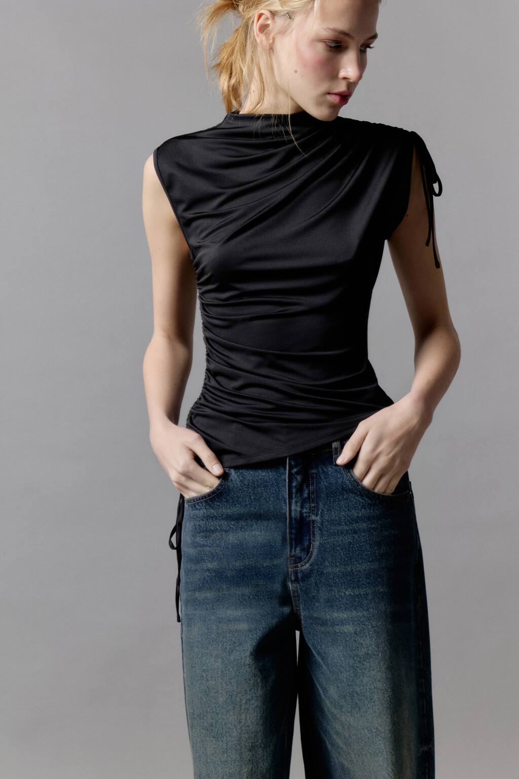 Блузка облегающая с драпировками и завязками - цвет черный - 4