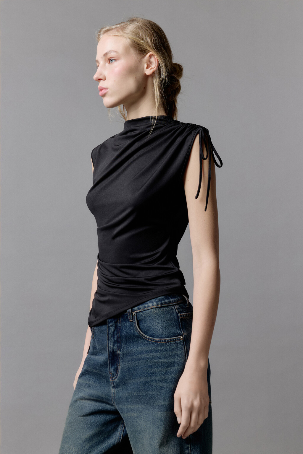 Блузка облегающая с драпировками и завязками - цвет черный - 2