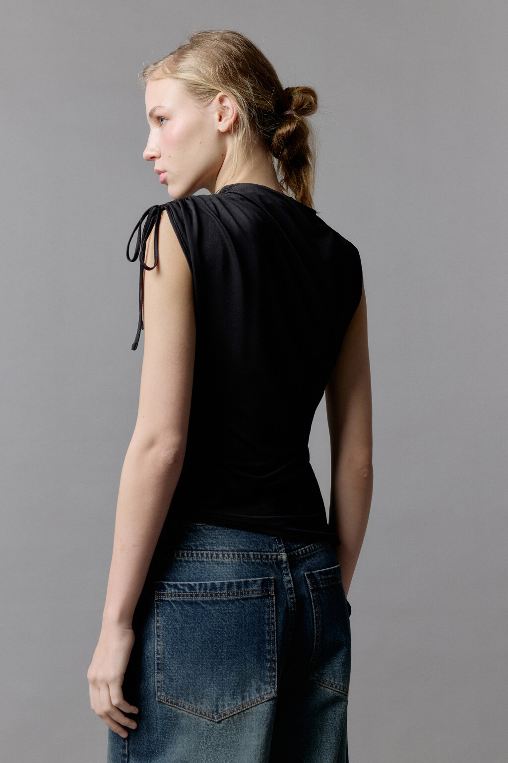 Блузка облегающая с драпировками и завязками - цвет черный - 5