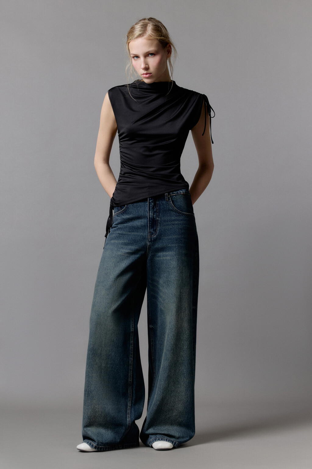 Блузка облегающая с драпировками и завязками - цвет черный - 3