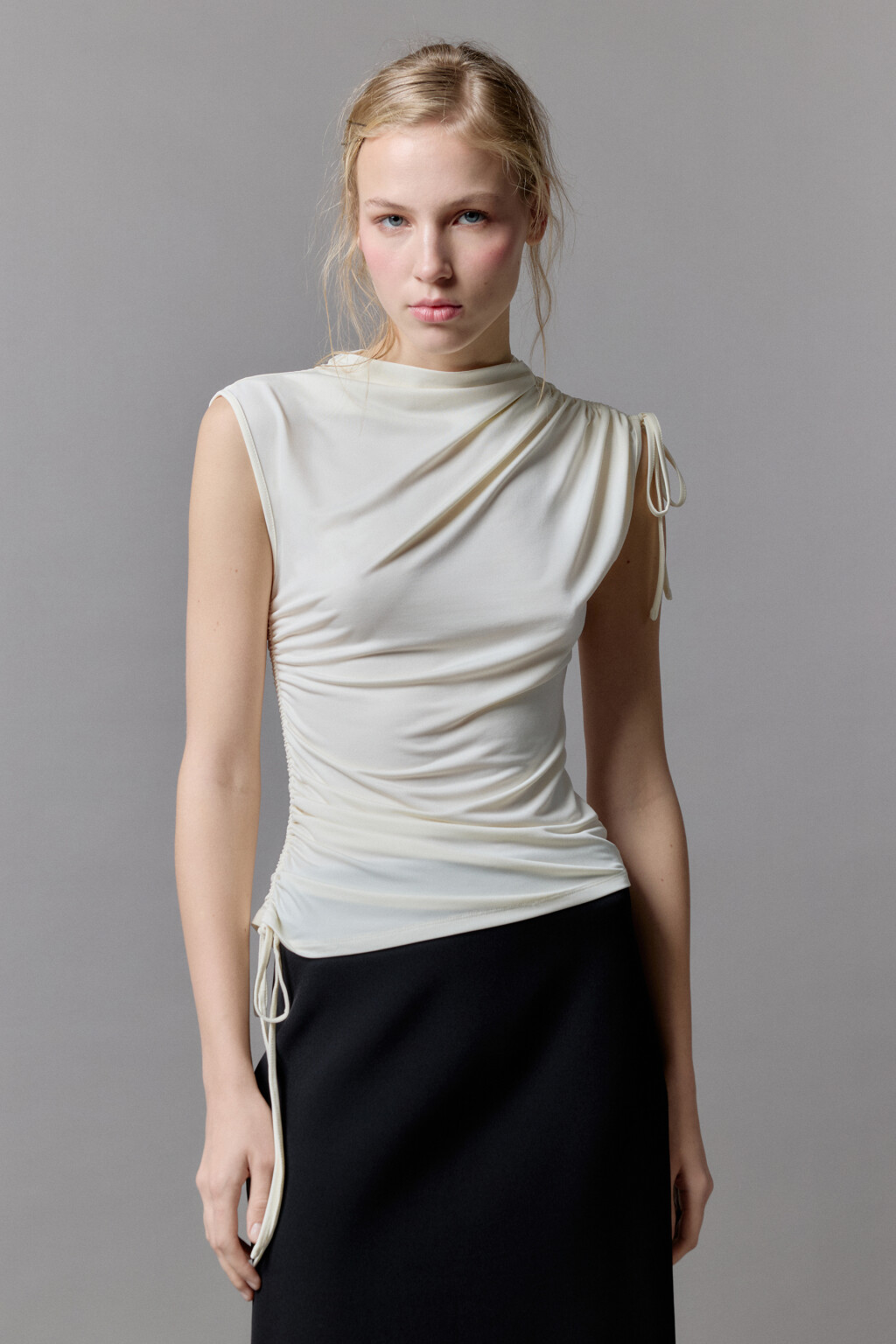 Блузка облегающая с драпировками и завязками - цвет молочный - 2