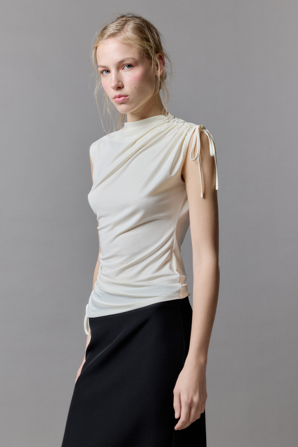 Блузка облегающая с драпировками и завязками - цвет молочный - 1