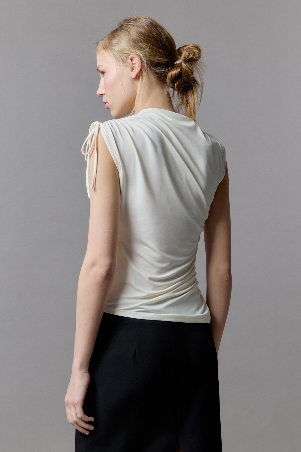 Блузка облегающая с драпировками и завязками - цвет молочный - 3