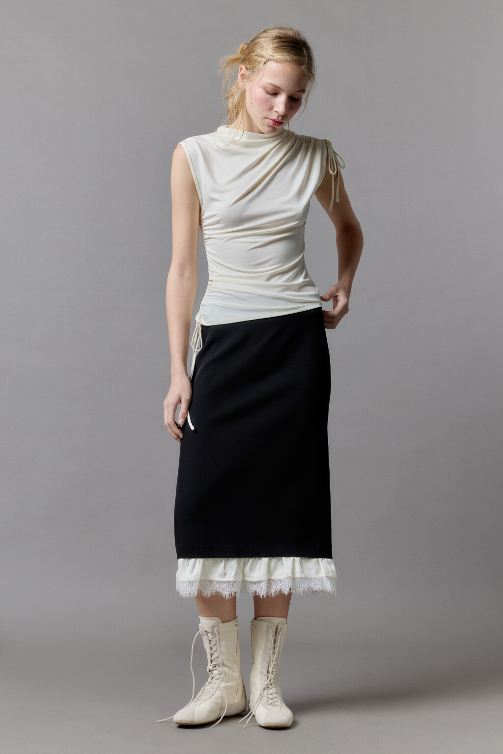 Блузка облегающая с драпировками и завязками - цвет молочный - 4