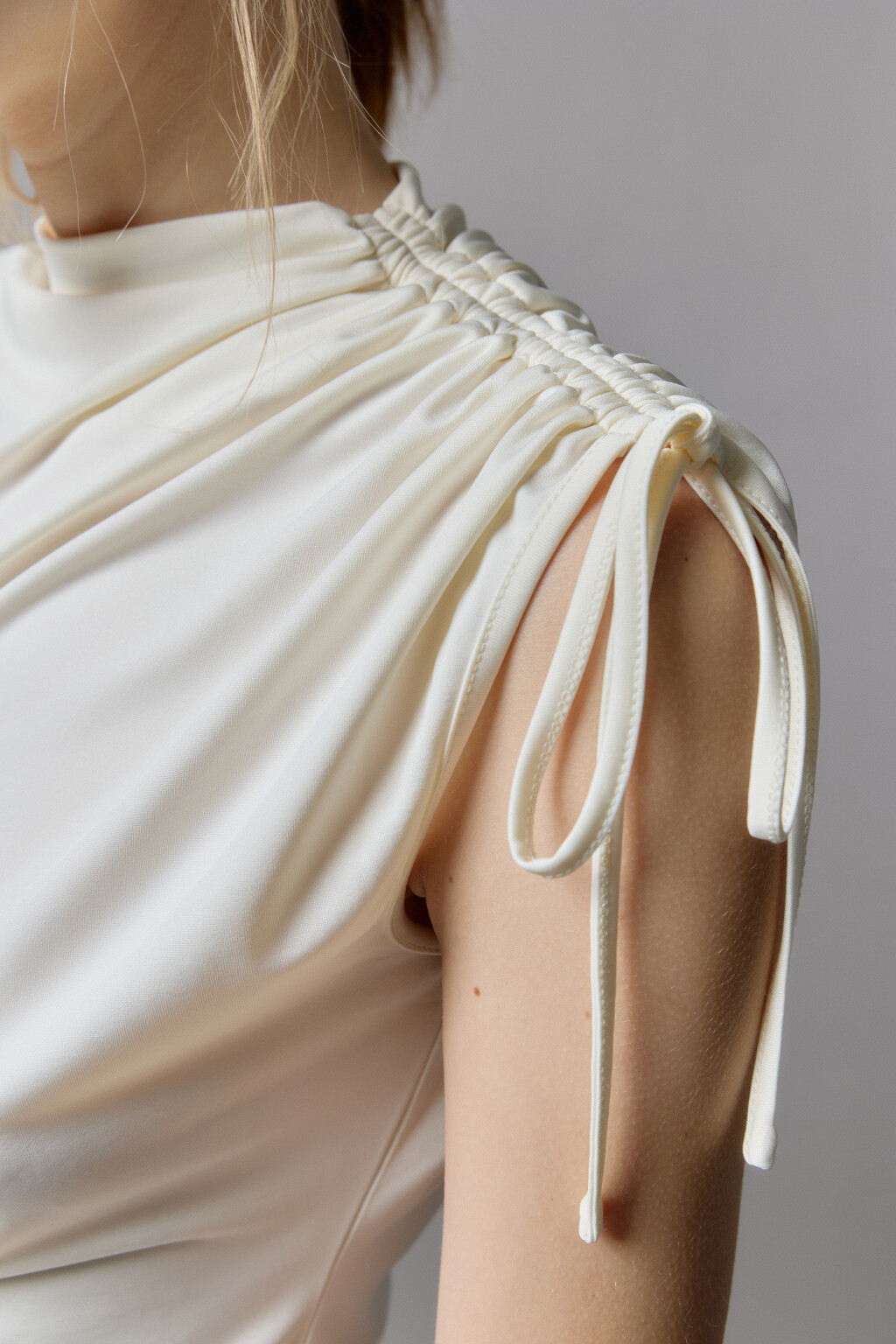 Блузка облегающая с драпировками и завязками - цвет молочный - 5