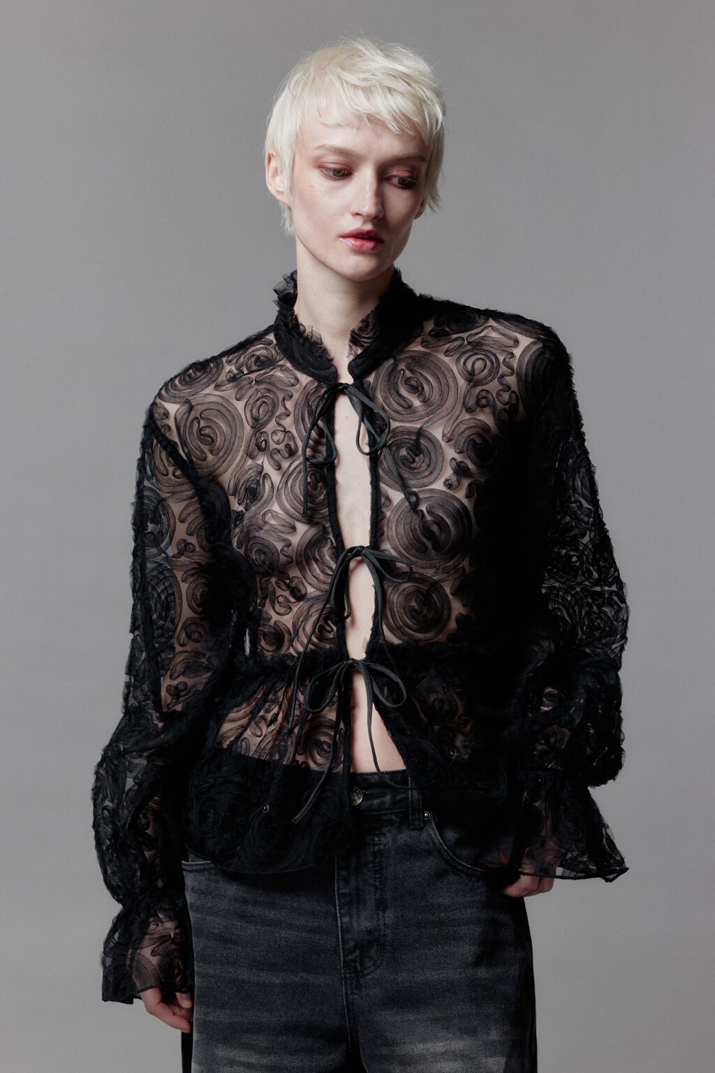 Блузка из сетки с баской и воланами - цвет черный - 3