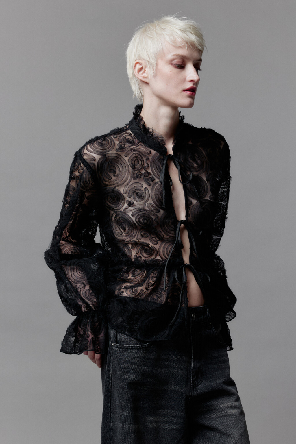 Блузка из сетки с баской и воланами - цвет черный - 4