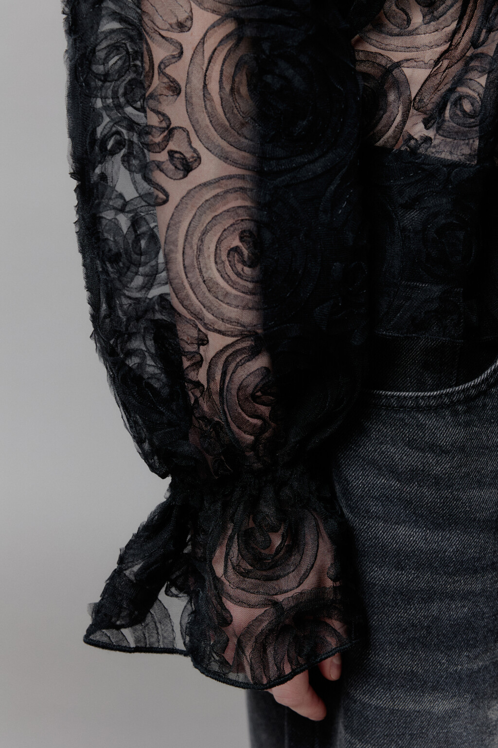 Блузка из сетки с баской и воланами - цвет черный - 8