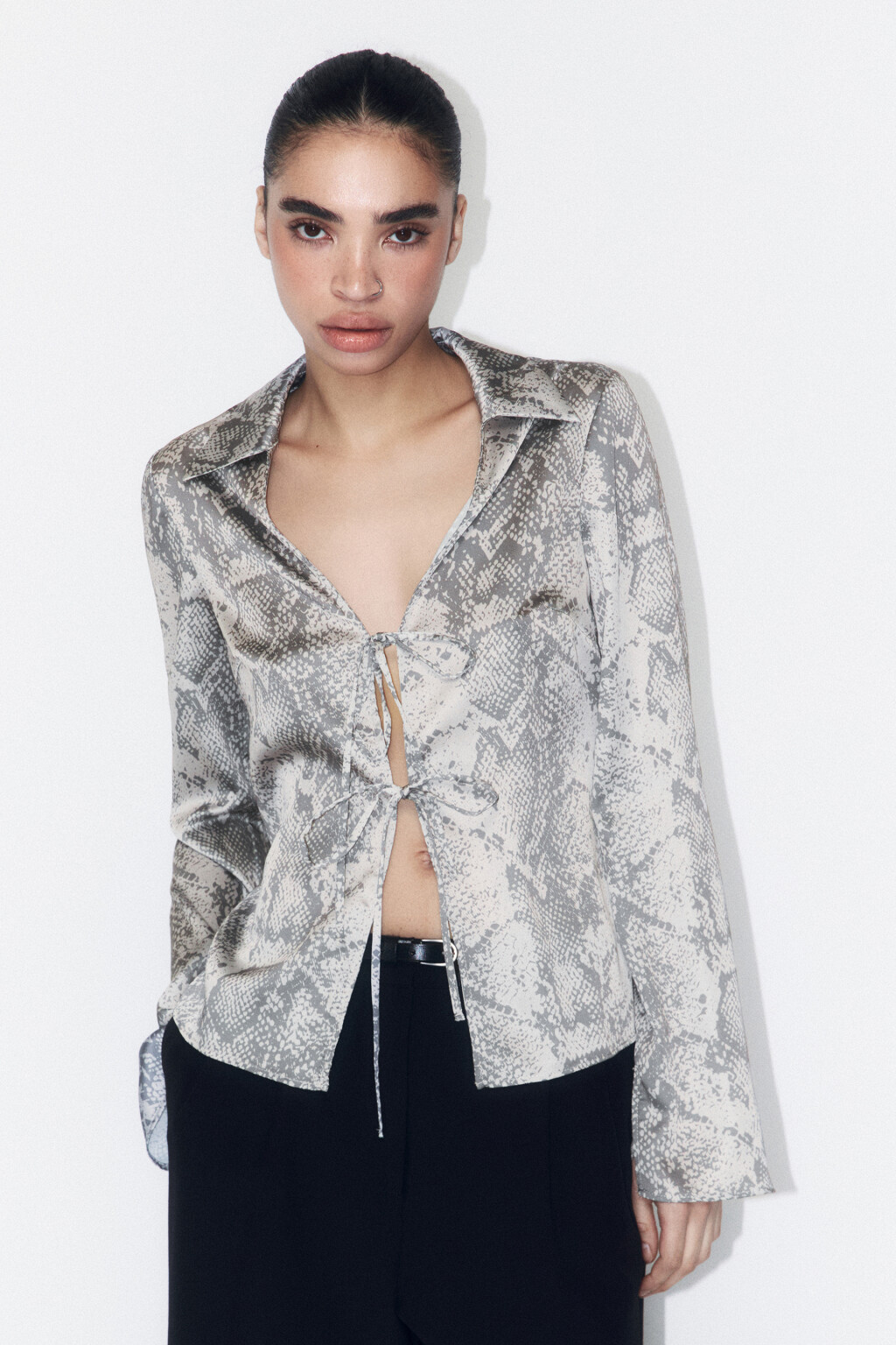 Блузка на завязках атласная с принтом - цвет мультиколор - 2