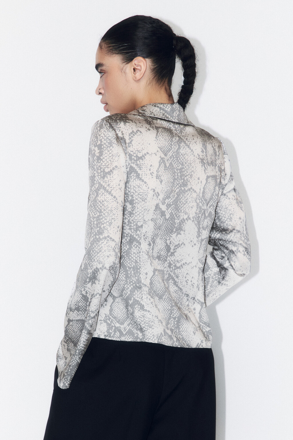 Блузка на завязках атласная с принтом - цвет мультиколор - 3