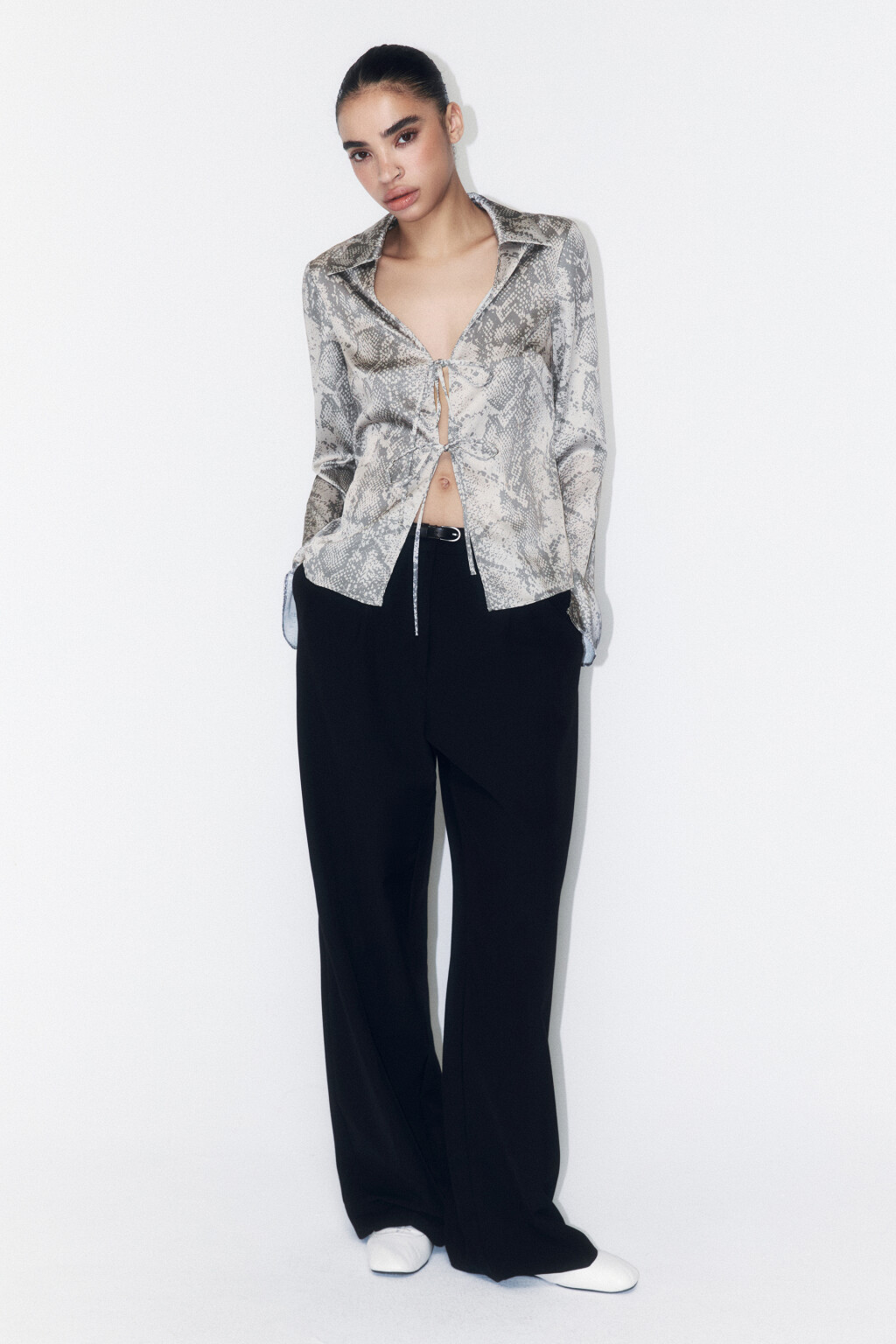 Блузка на завязках атласная с принтом - цвет мультиколор - 4