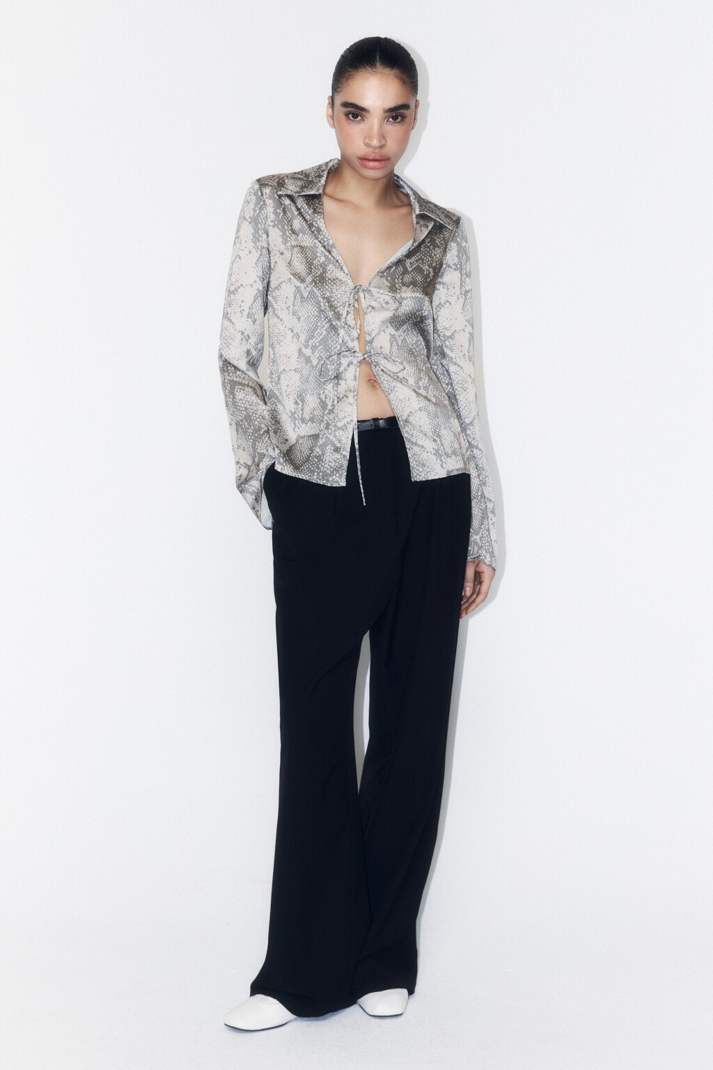 Блузка на завязках атласная с принтом - цвет мультиколор - 5