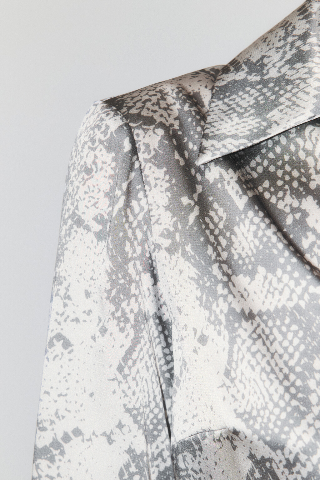 Блузка на завязках атласная с принтом - цвет мультиколор - 7