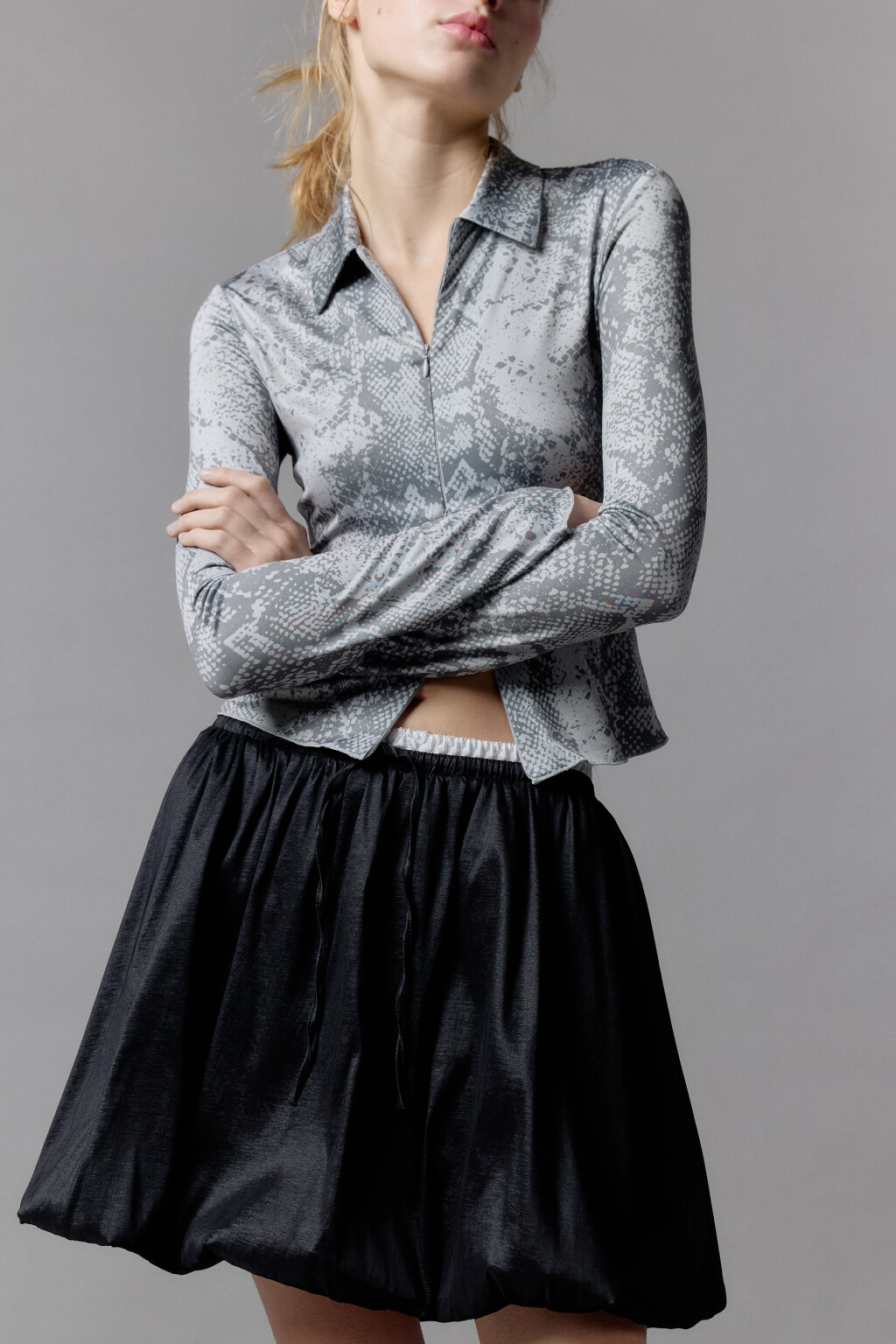 Блузка-лонгслив на молнии со змеиным принтом - цвет мультиколор - 9