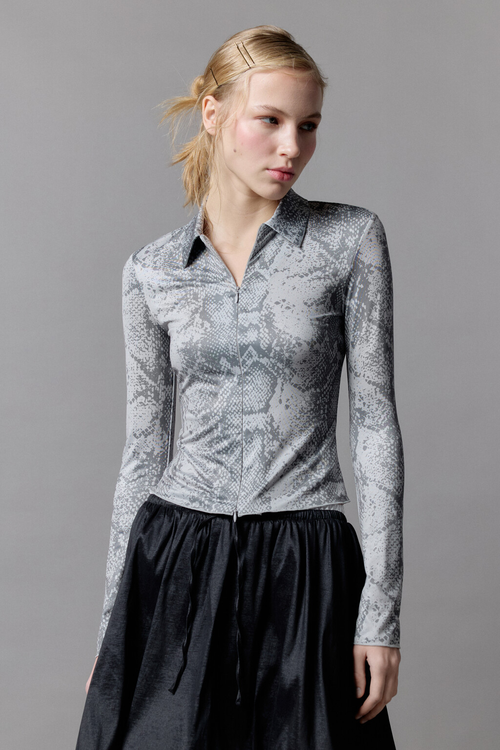 Блузка-лонгслив на молнии со змеиным принтом - цвет мультиколор - 1