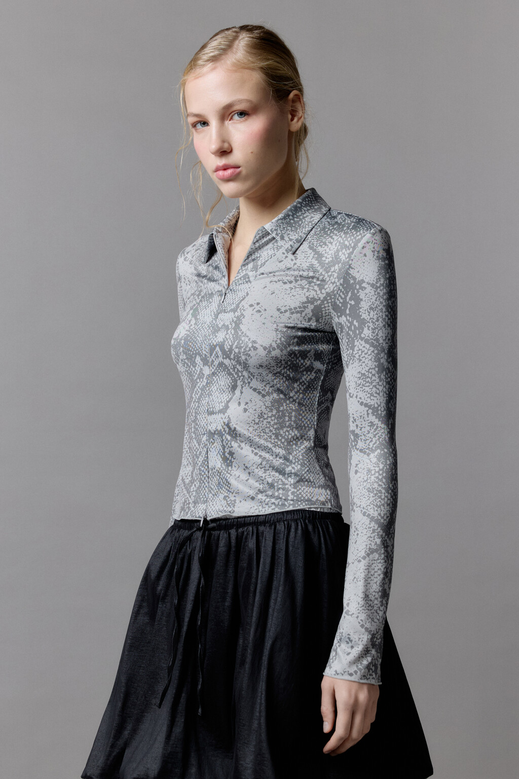 Блузка-лонгслив на молнии со змеиным принтом - цвет мультиколор - 2