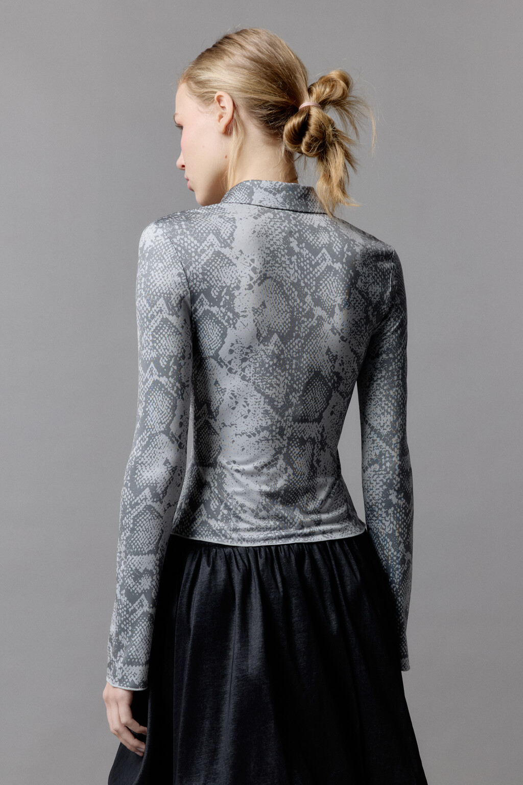 Блузка-лонгслив на молнии со змеиным принтом - цвет мультиколор - 4