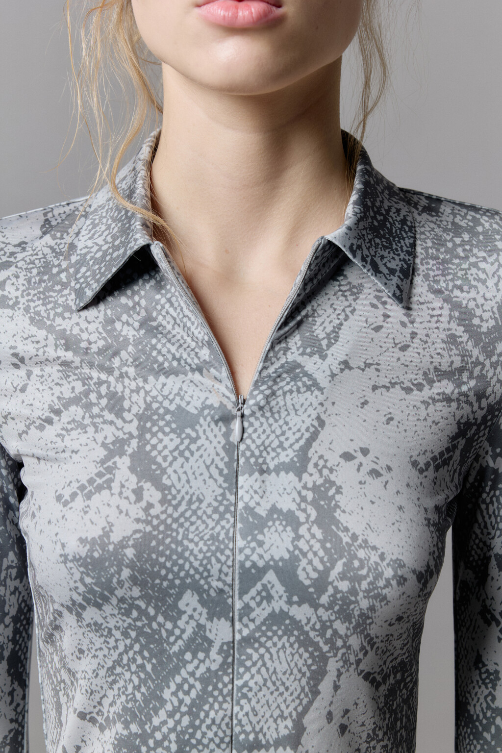 Блузка-лонгслив на молнии со змеиным принтом - цвет мультиколор - 5