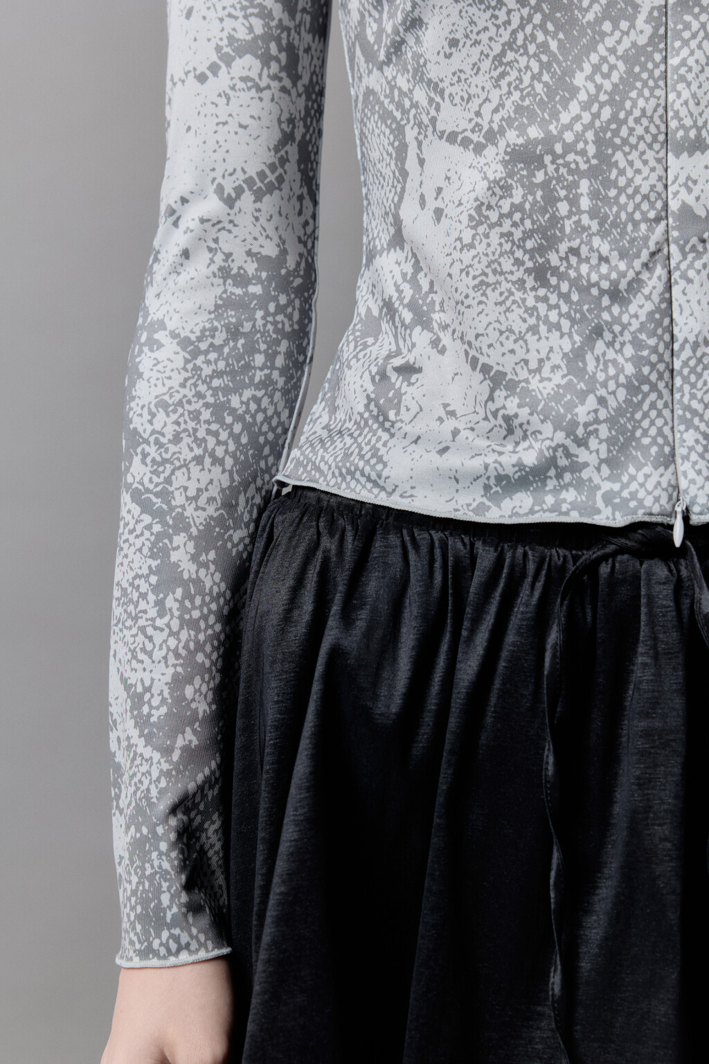 Блузка-лонгслив на молнии со змеиным принтом - цвет мультиколор - 6