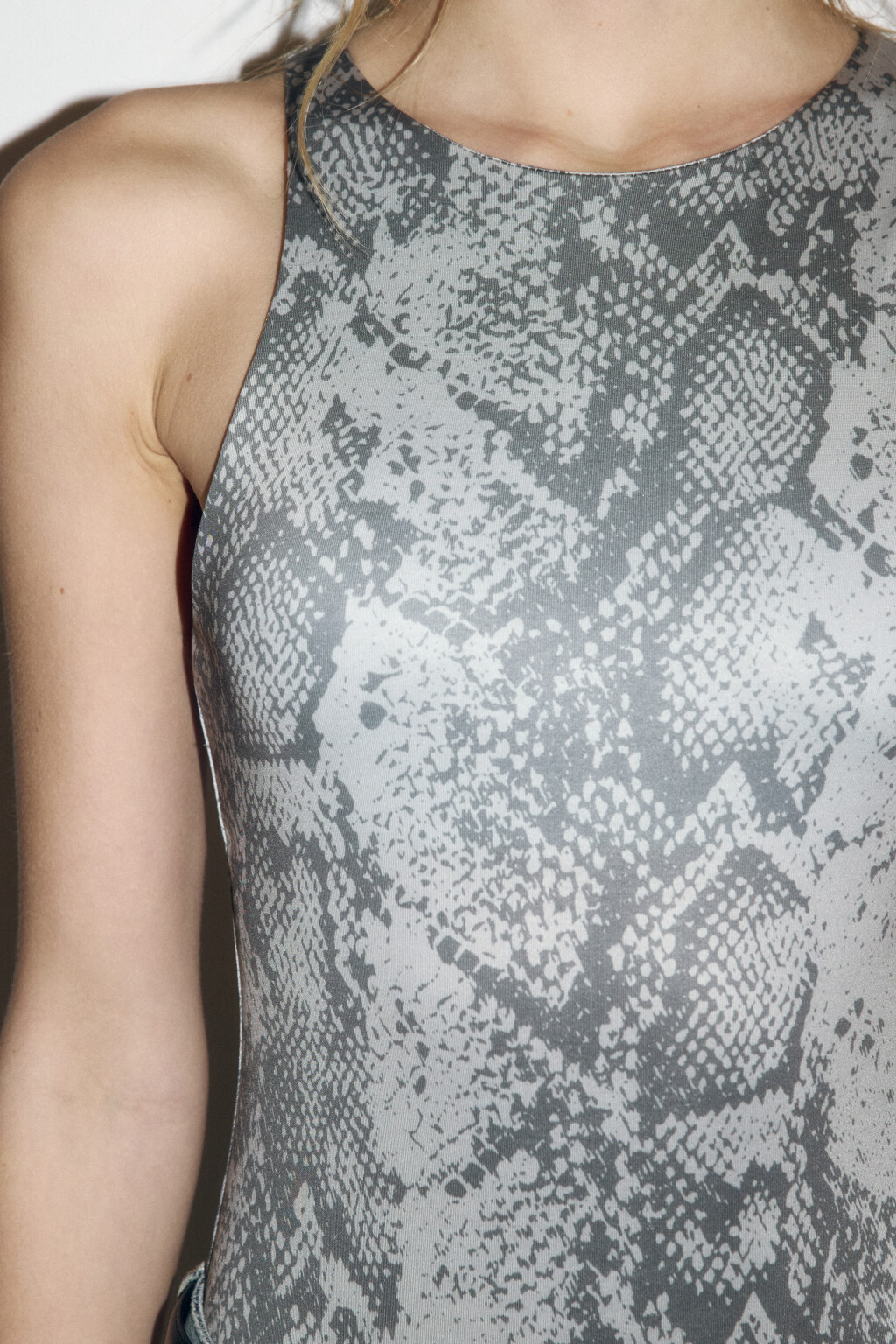 Майка-боди гладкая со змеиным принтом - цвет мультиколор - 5