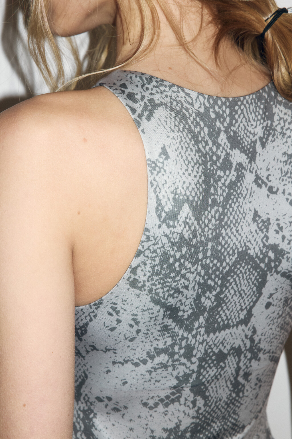 Майка-боди гладкая со змеиным принтом - цвет мультиколор - 6