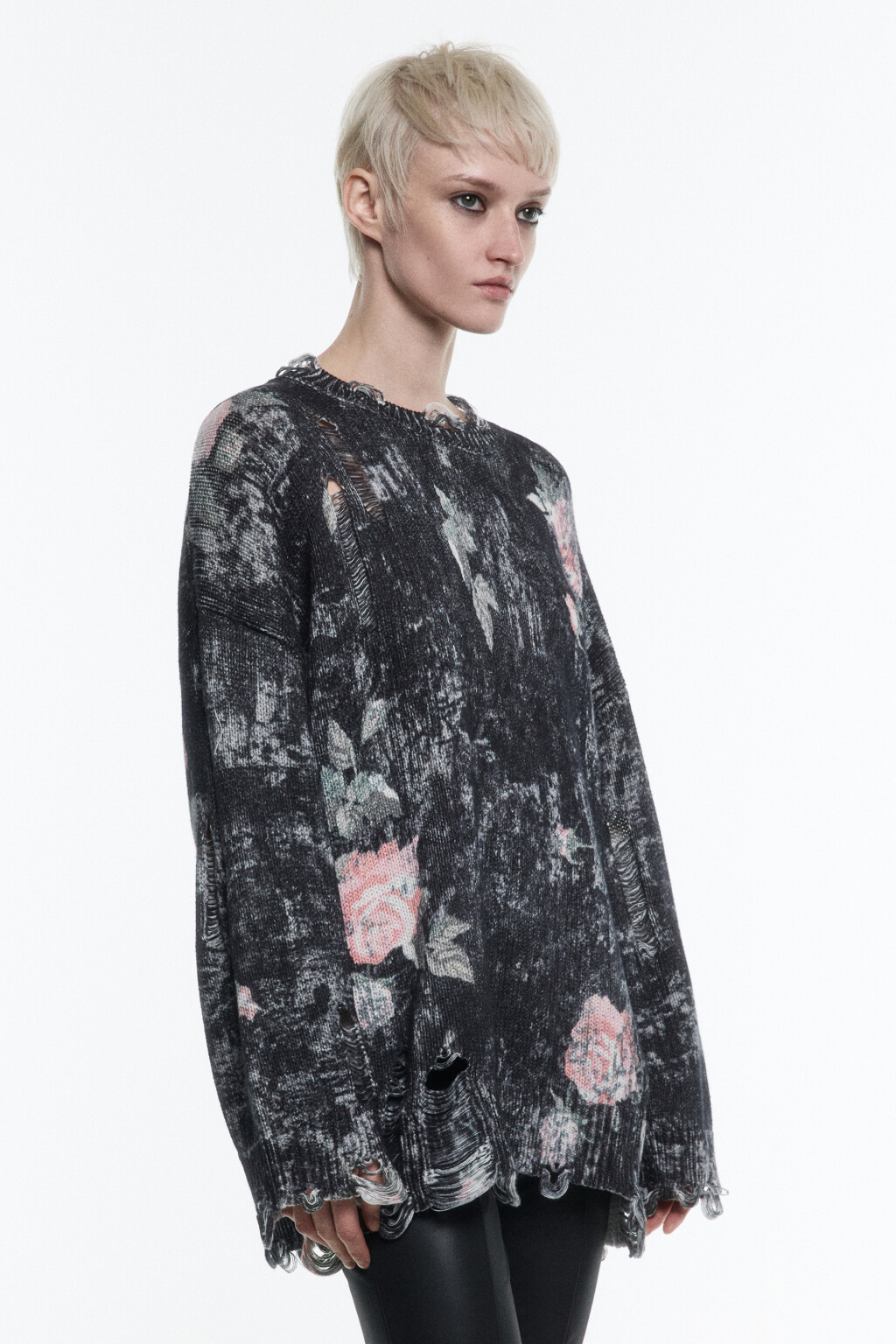 Джемпер вязаный рваный с цветочным принтом - цвет черный - 4