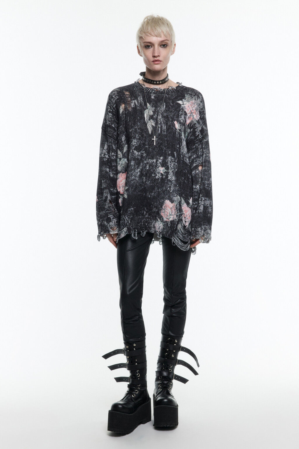 Джемпер вязаный рваный с цветочным принтом - цвет черный - 6