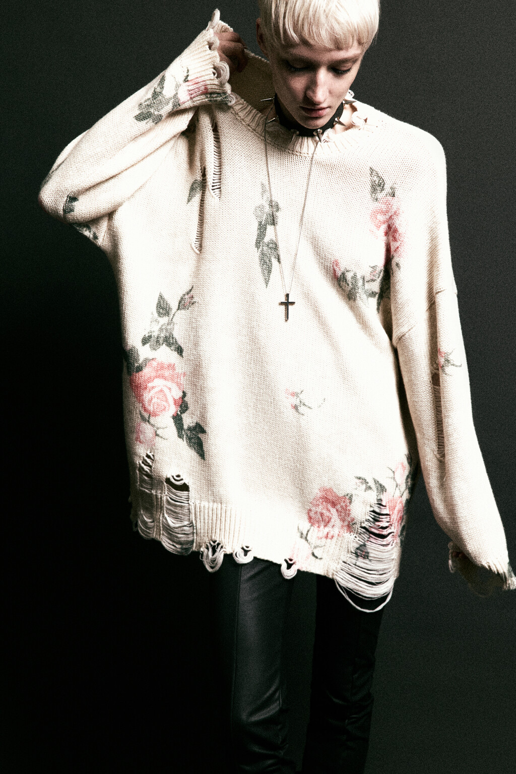 Джемпер вязаный рваный с цветочным принтом - цвет белый - 1