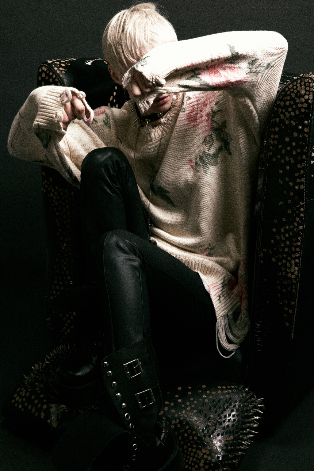 Джемпер вязаный рваный с цветочным принтом - цвет белый - 2