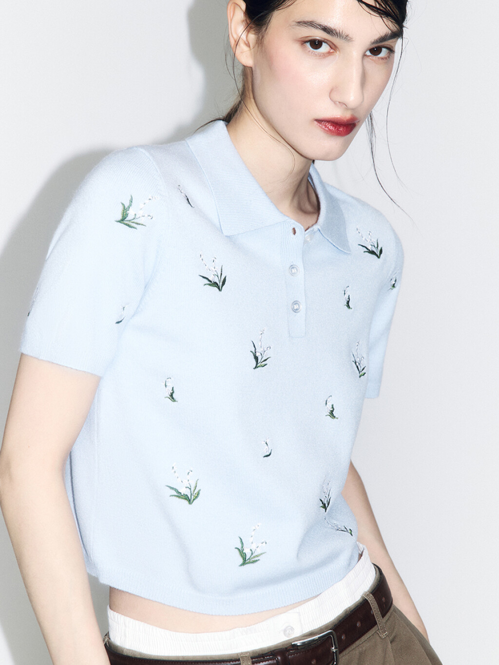 Футболка-поло вязаная укороченная с вышивкой - цвет голубой - 1