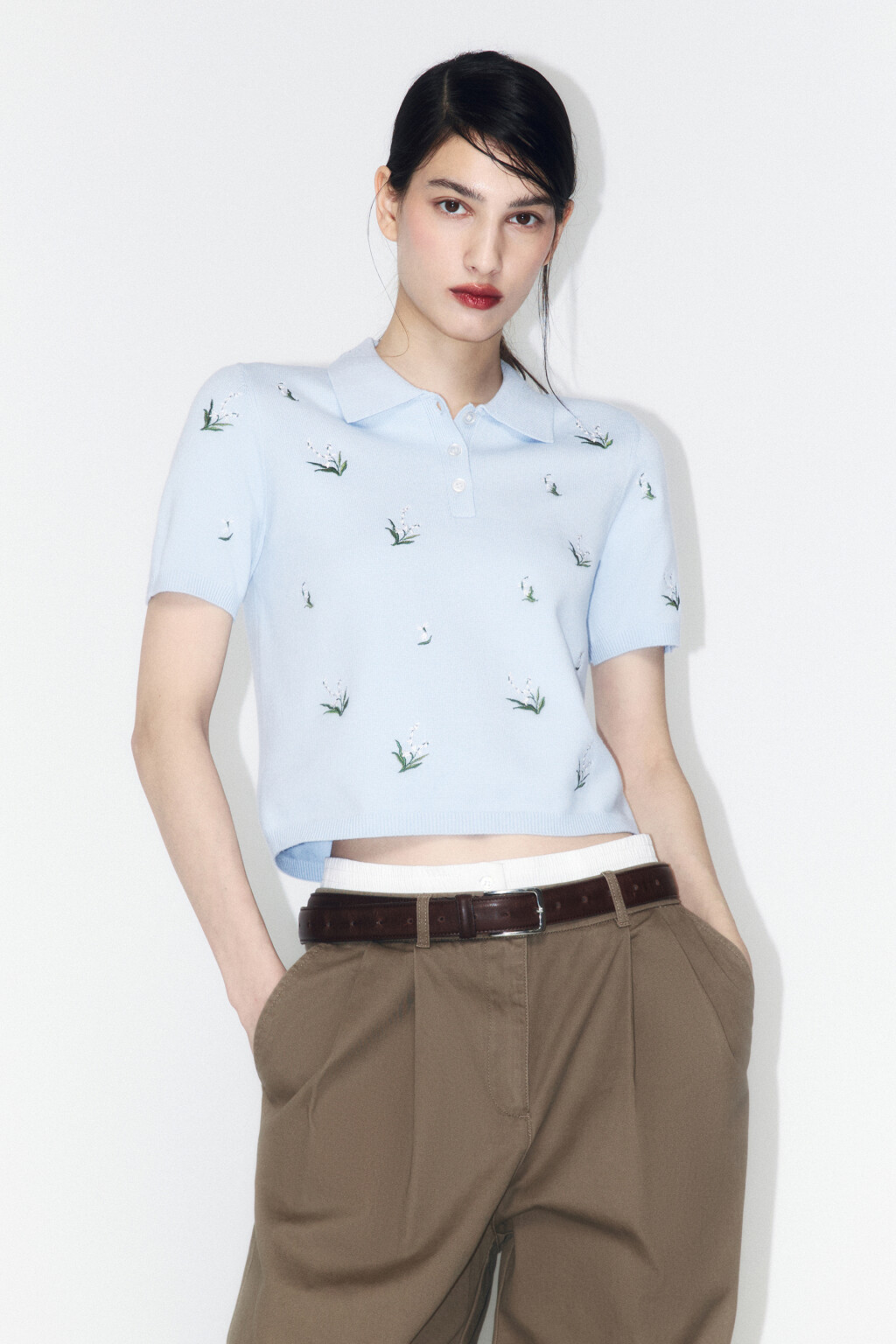 Футболка-поло вязаная укороченная с вышивкой - цвет голубой - 2