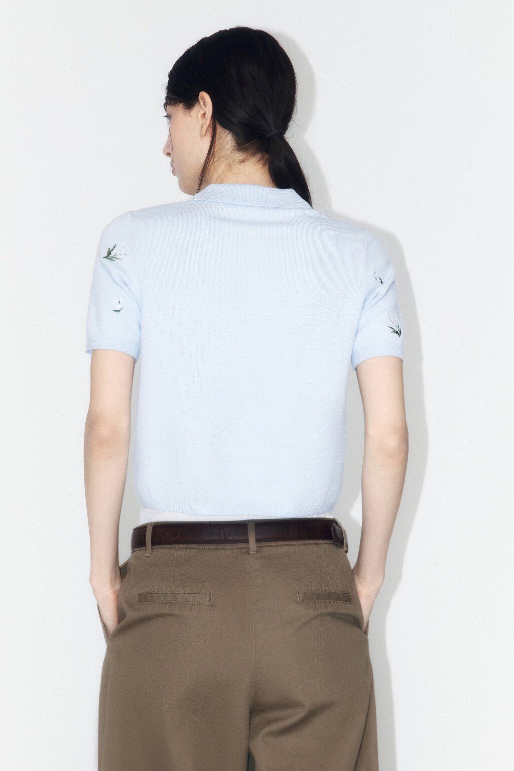 Футболка-поло вязаная укороченная с вышивкой - цвет голубой - 3