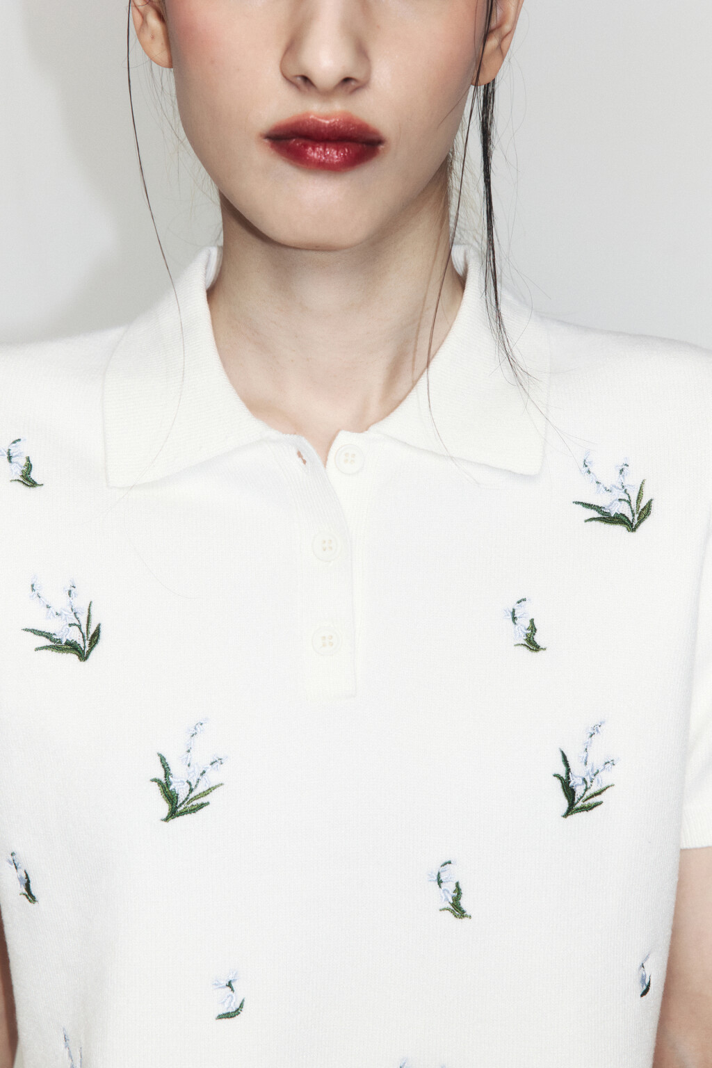 Футболка-поло вязаная укороченная с вышивкой - цвет молочный - 5