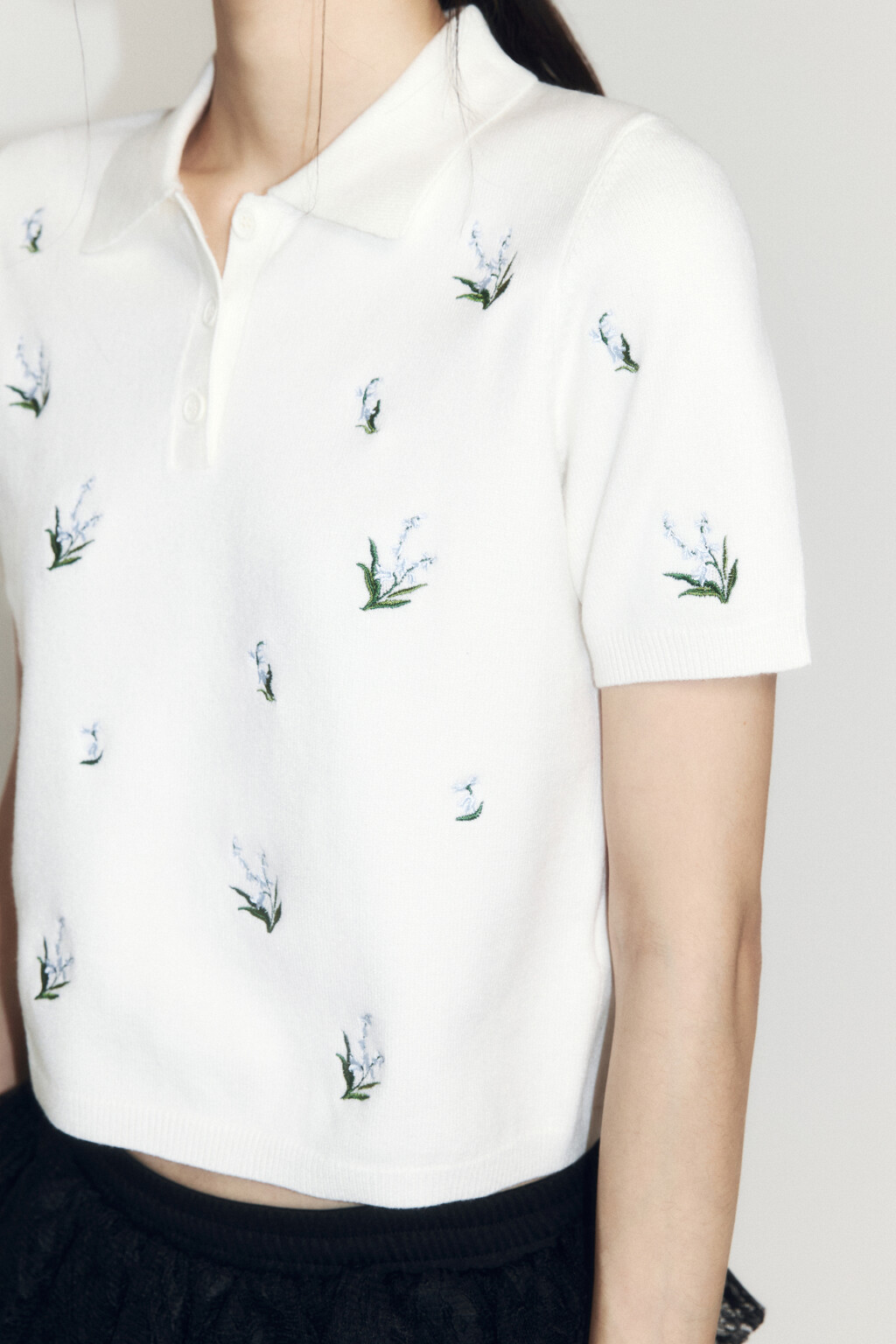 Футболка-поло вязаная укороченная с вышивкой - цвет молочный - 6