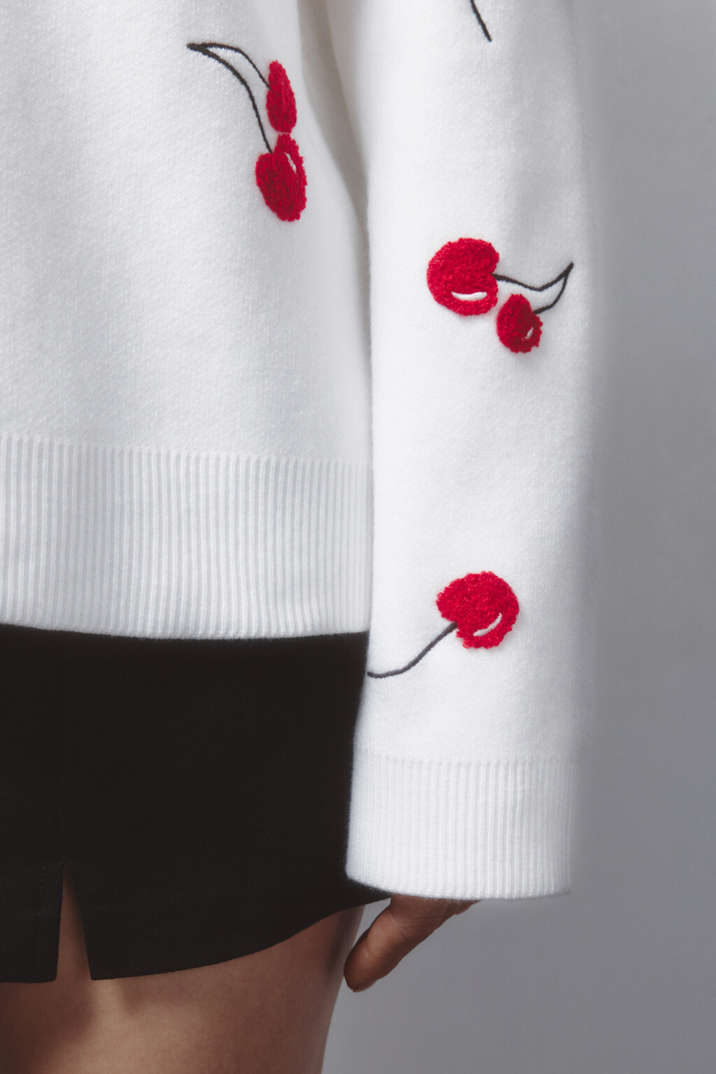 Джемпер вязаный с фактурным принтом - цвет белый - 8