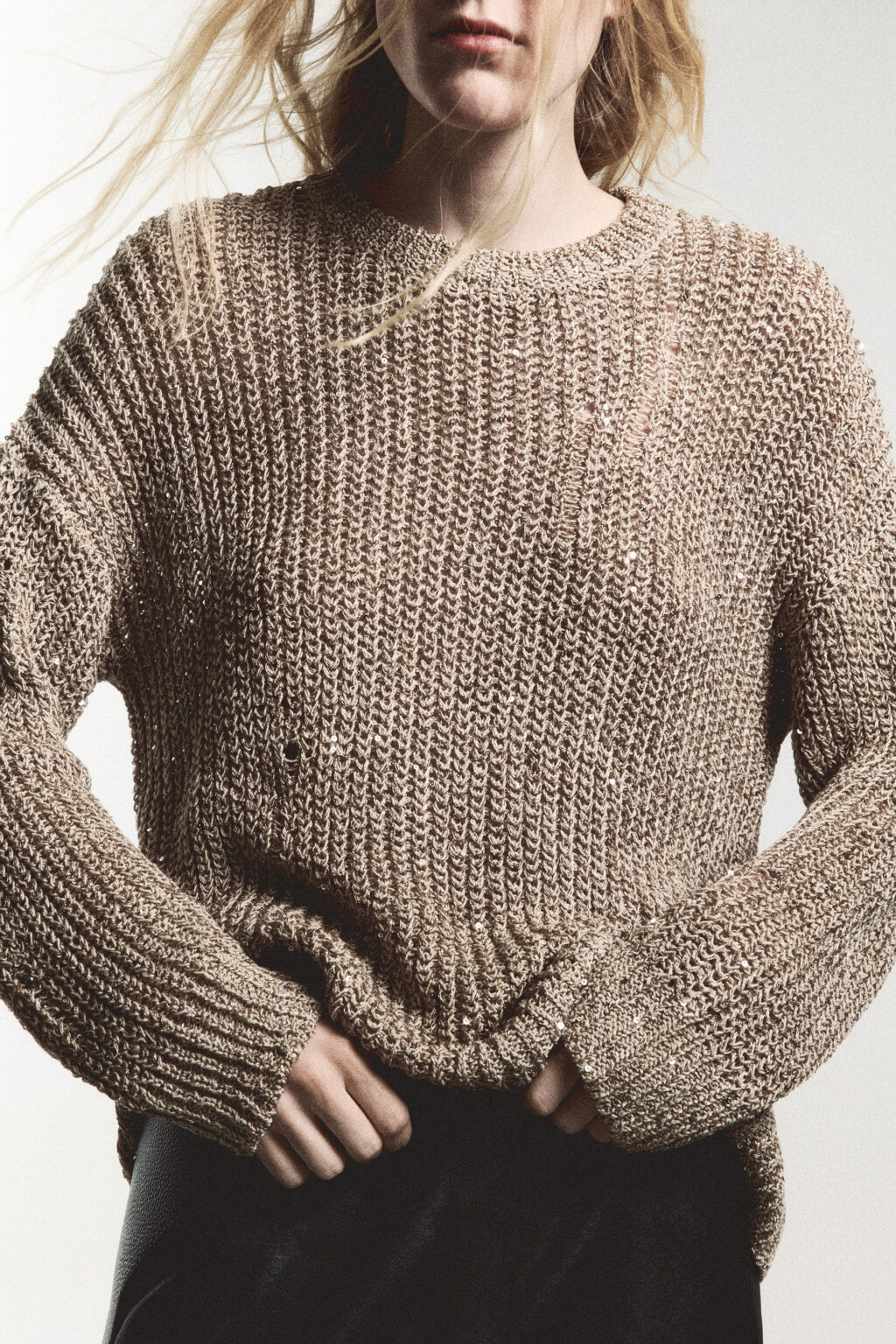 Джемпер вязаный в рубчик с пайетками - цвет бежевый - 2